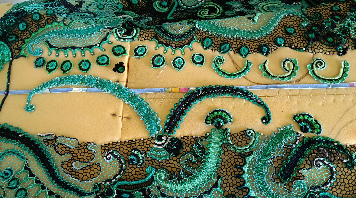 Вяжу мотивы для второго бока и сразу прикидываю на выкройке