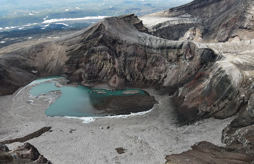 Фото вулкана Горелый из Википедии https://ru.wikipedia.org/wiki/%D0%93%D0%BE%D1%80%D0%B5%D0%BB%D1%8B%D0%B9_(%D0%B2%D1%83%D0%BB%D0%BA%D0%B0%D0%BD)