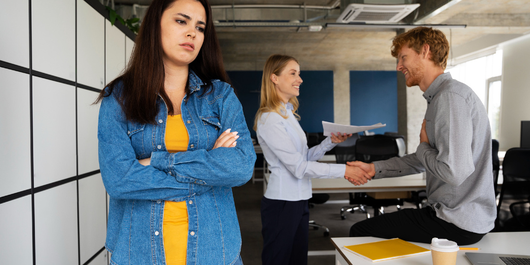 Опять Марина опоздала - сплетни их экологическая сила. Есть большая польза и вред одновременно.