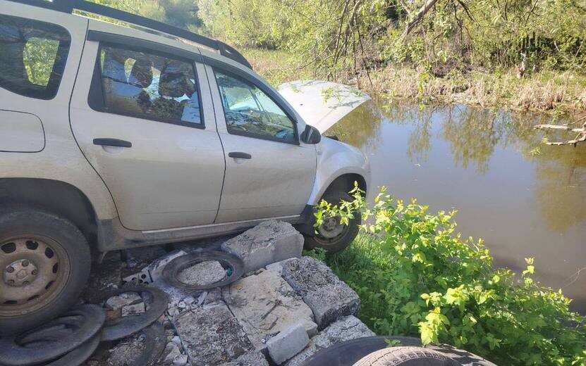    Повисшего над рекой пьяного водителя «Рено» спасли в Удмуртии