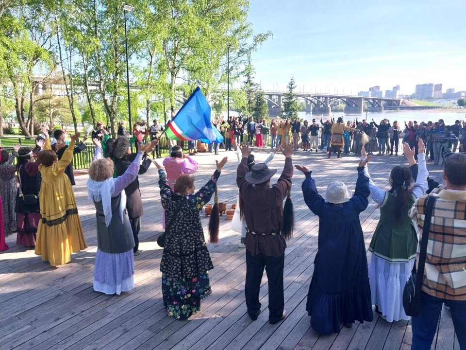    Якутский хоровод Осуохай на набережной в Новосибирске. Фото предоставлено автором