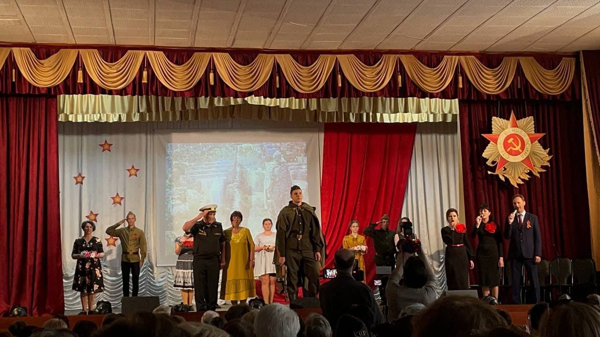 Я слева на дальнем плане