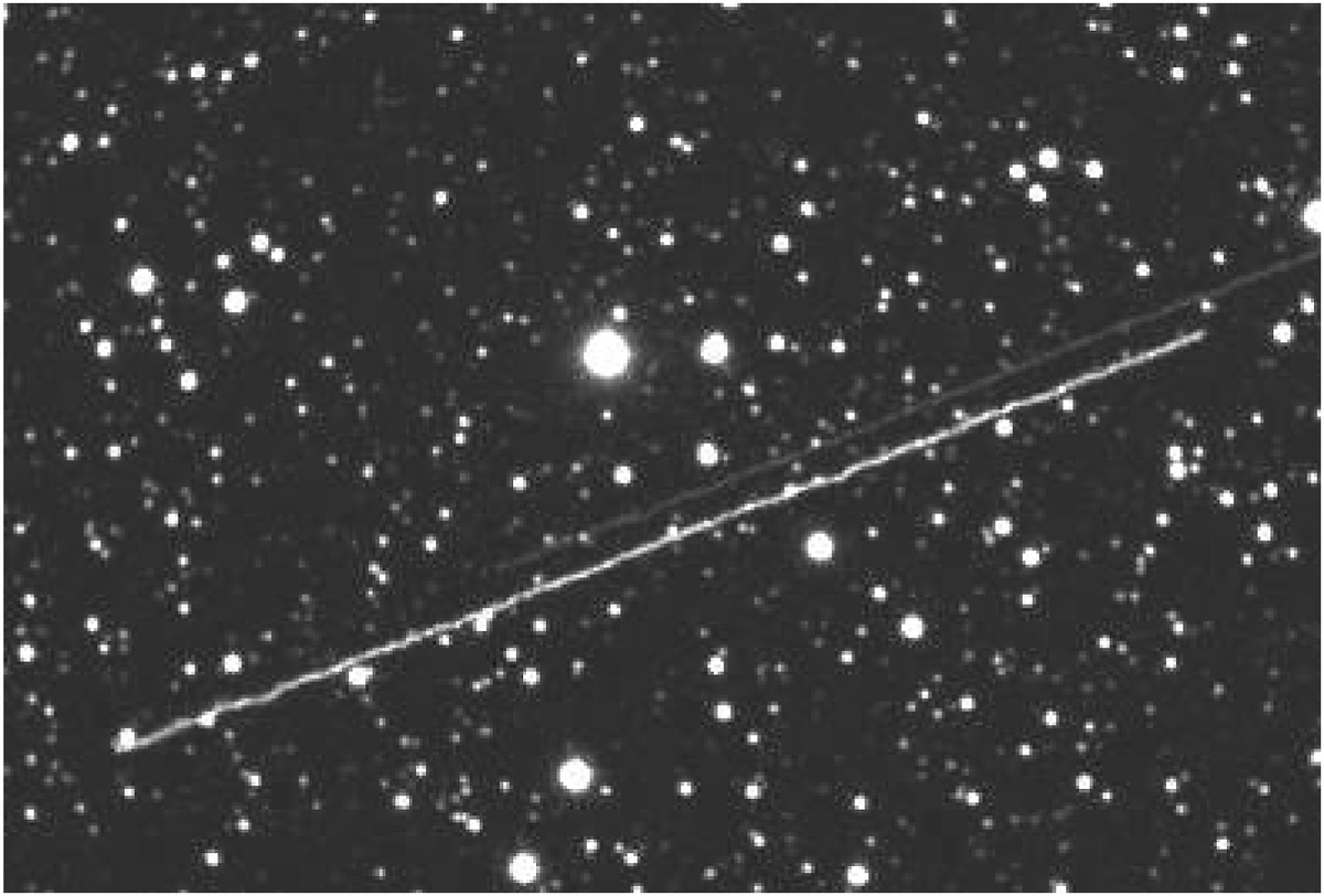 Геосинхронный спутник, пролетающий на фоне звезды HD 52265, демонстрирует чувствительность 10-см телескопа к объектам на орбите. Несмотря на крупные размеры таких спутников, яркость их следа позволяет предположить, что на этом расстоянии (35 786 км) можно обнаружить и более мелкие объекты. Спутник, находящийся на ещё большей удалённости, перемещался бы медленнее, но всё равно мог бы быть зафиксирован.    
 Источник: Richard H. Stanton / doi.org/10.1016  📷
