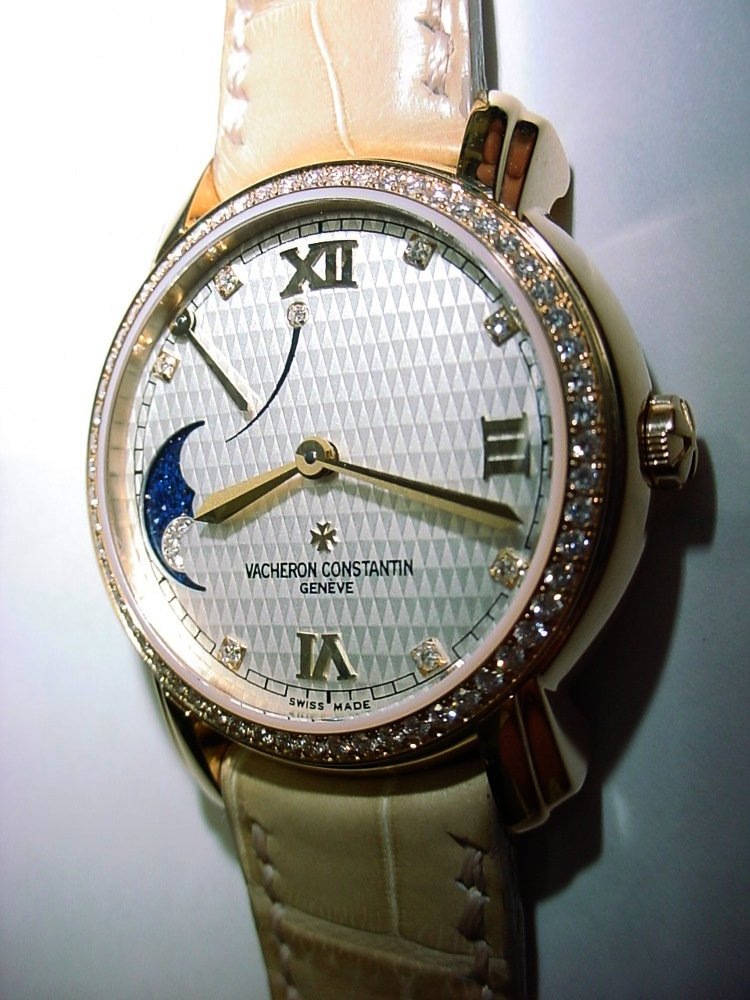 Наручные золотые часы фирмы «Vacheron Constantin» в золотом корпусе и с отделкой бриллиантами. Середина ХХ в.