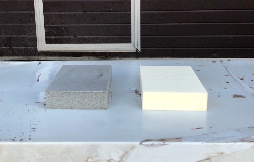 Образцы ППУ с добавками повышения огнестойкости (слева) и без добавок (справа).