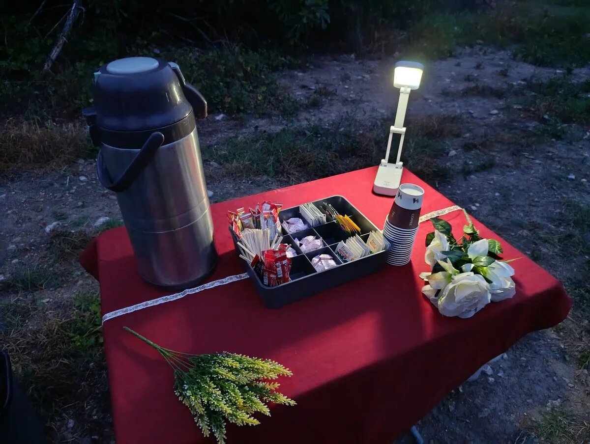    Утром прохладно, но будущих покорителей неба ждут чай и кофе. Фото: АТОР