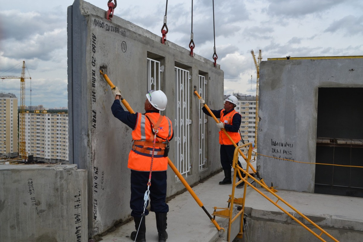 Использование винтовых подкосов (крюк-крюк) для фиксации и выравнивания жб панелей