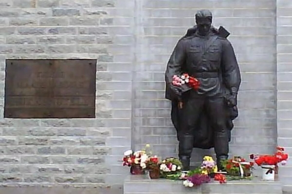    Delfi: в Эстонии задержали вандалов, осквернивших «Бронзового солдата»