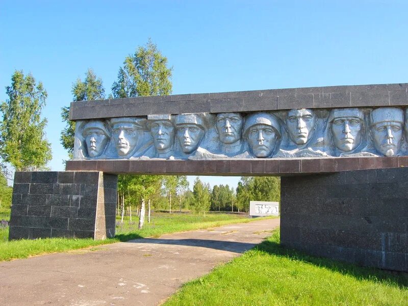 Мемориал Рыленки.  Нашла фото в интернете. Возможно, кто-то будет проезжать мимо. 