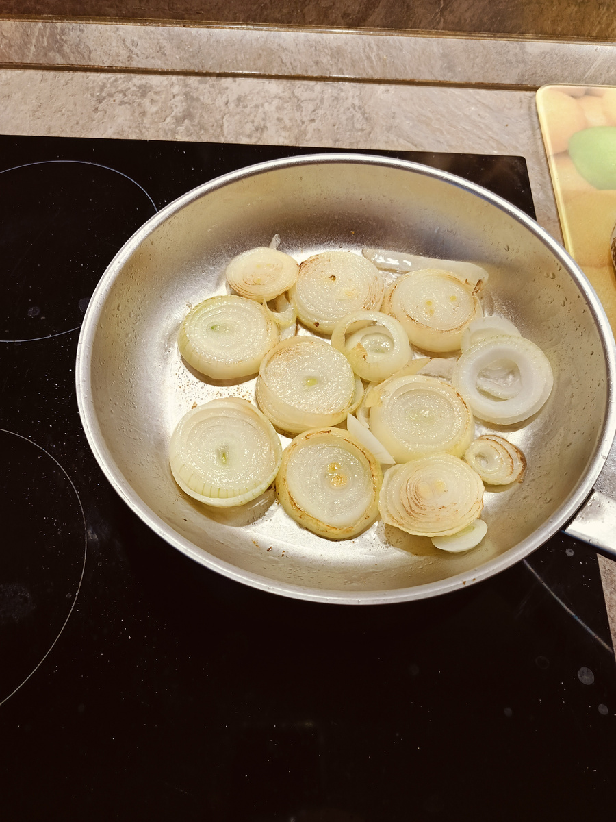 Обжариваем лук.