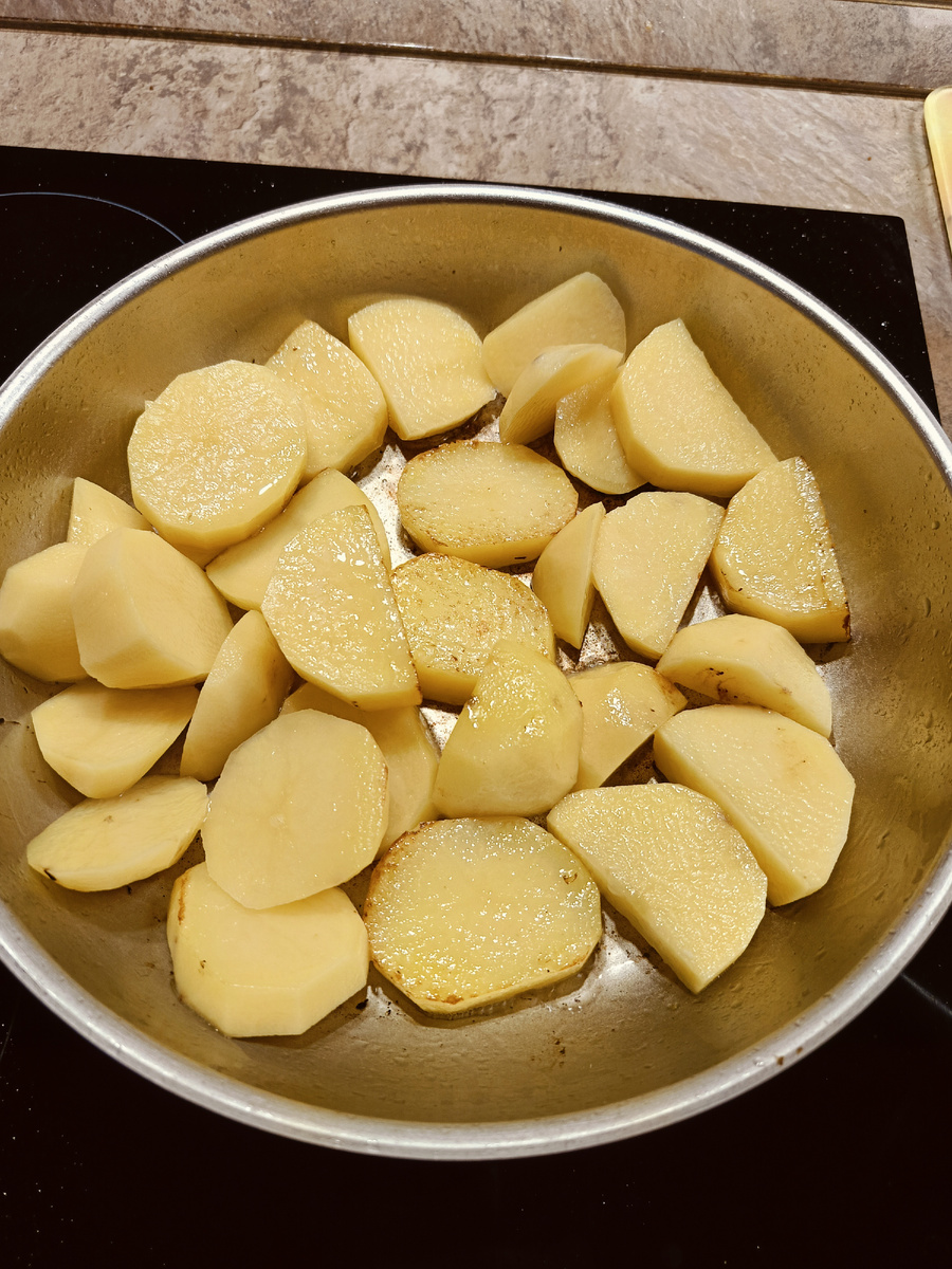 Обжариваем картофель.