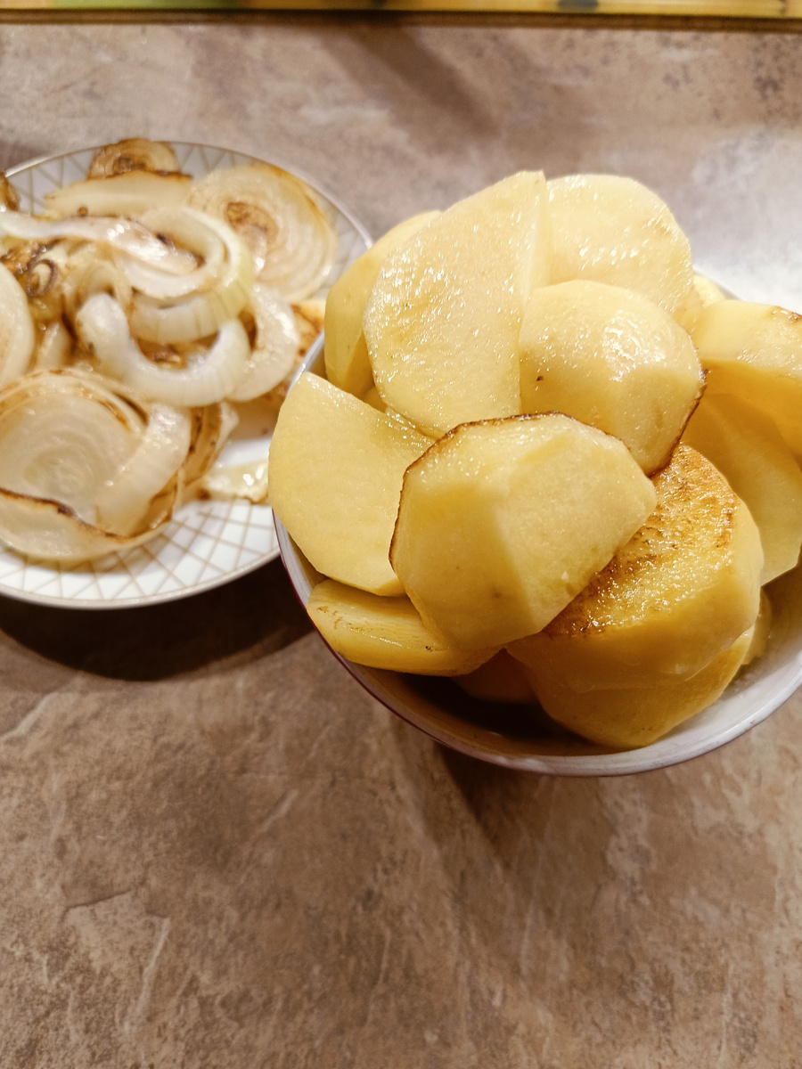 Лук и картофель убираем в миски