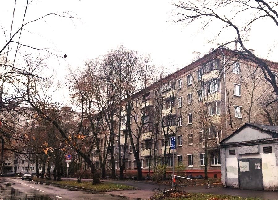 Не худший пример типичной московской хрущевки. Кирпичный дом - это "плюс"