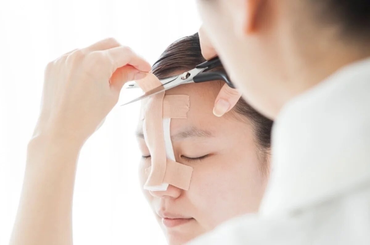    При операциях на лице насторожить могут изменения цвета кожи.