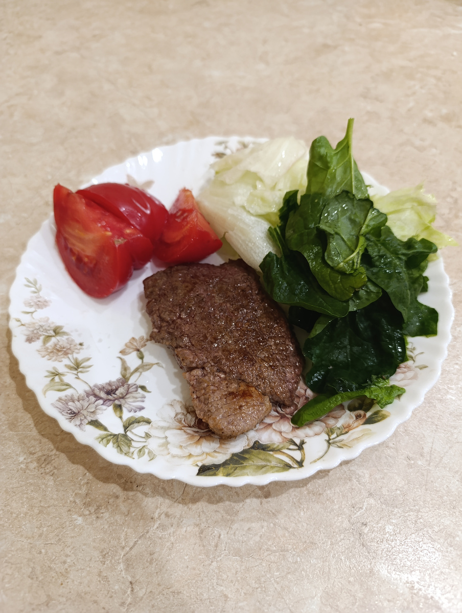 Личное фото автора. Мой обед. Говяжий стейк, зелень и овощи.