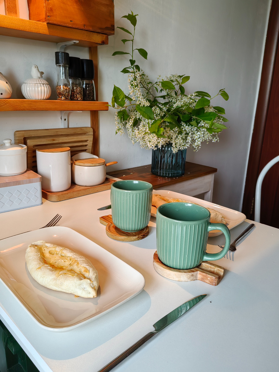 Даже тарелки на стол входят с трудом)