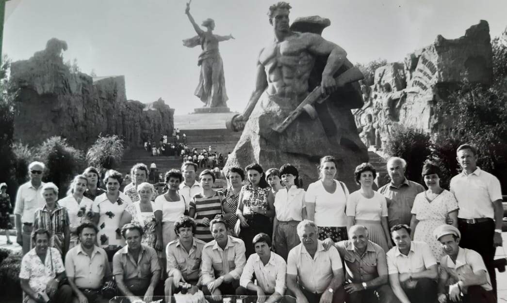 1984 год. Круиз на теплоходе Москва-Астрахань. Впервые в Волгограде. Стою 6-я справа.