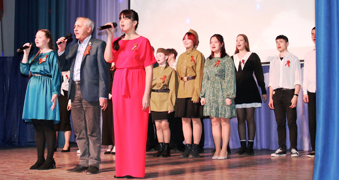 Заключительный аккорд концерта - преподаватели и студенты под аплодисменты зала исполняют песню «День Победы»