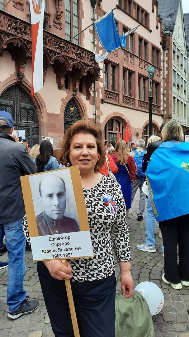    Инта Серебро каждый год открывает шествие «Бессмертного полка» во Франкфурте