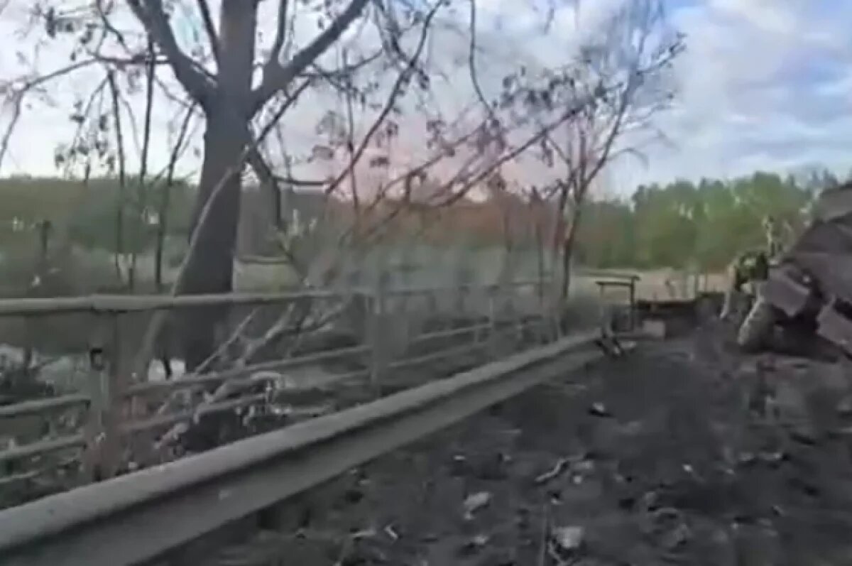    Боец ВС РФ заснял удар ВСУ по мосту в Курской области в паре шагов от себя