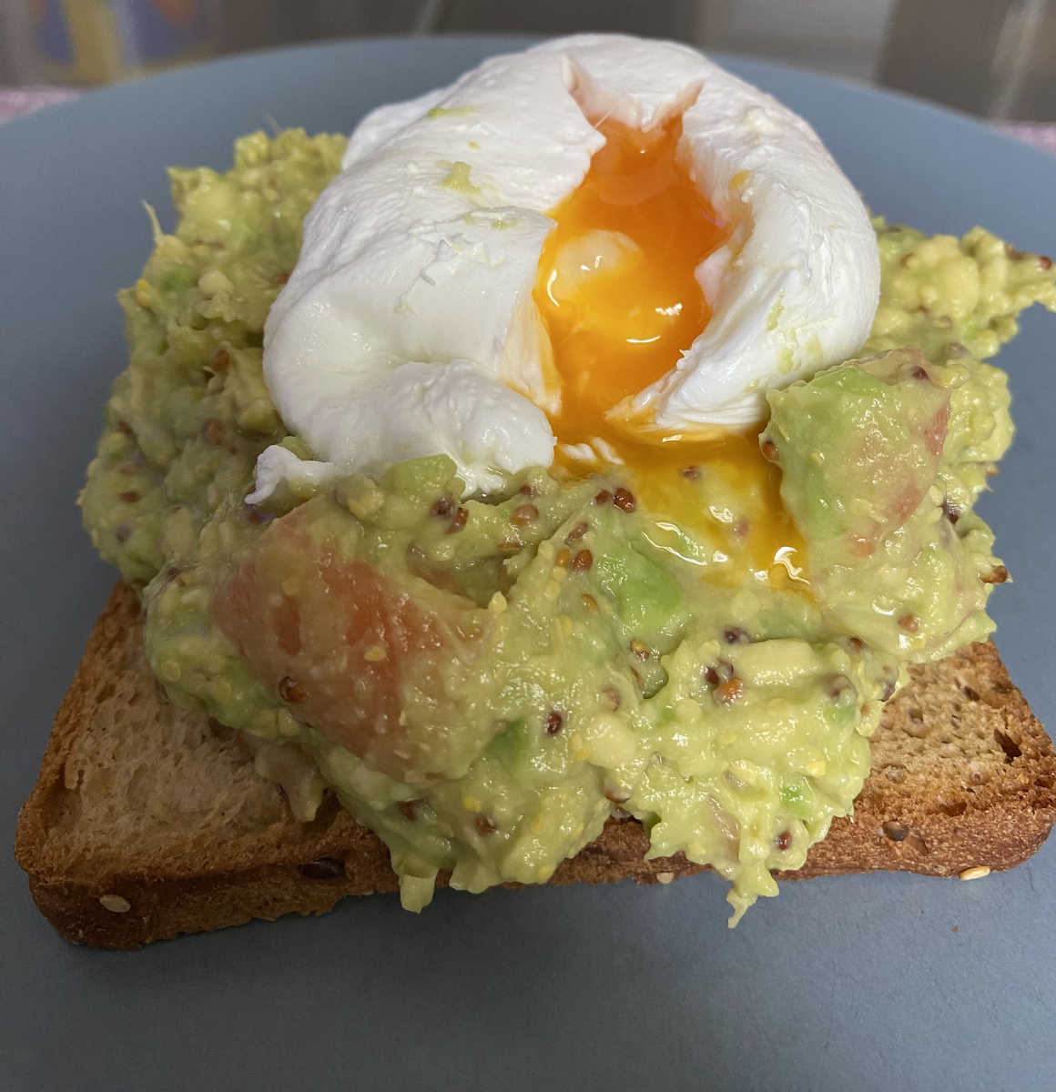 Тост с авокадо, лососем и яйцом-пашот