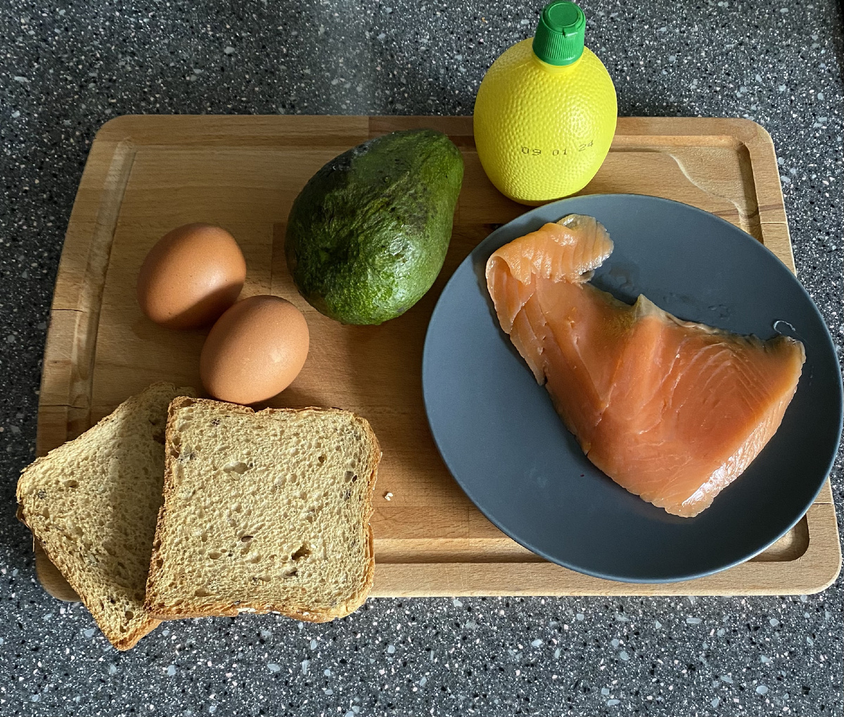 Ингредиенты. Тост с авокадо, лососем и яйцом-пашот.