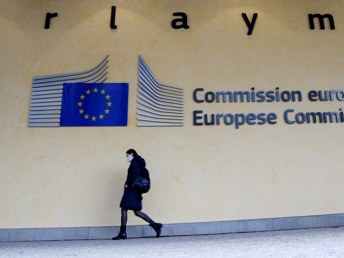    Девушка возле здания штаб-квартиры Европейского парламента в Брюсселе© РИА Новости / Алексей Витвицкий