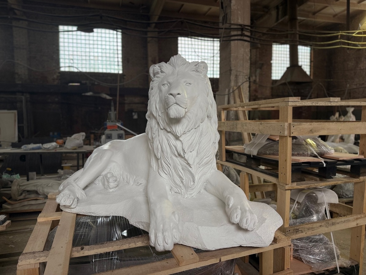 Скульптура “Лежачий лев”