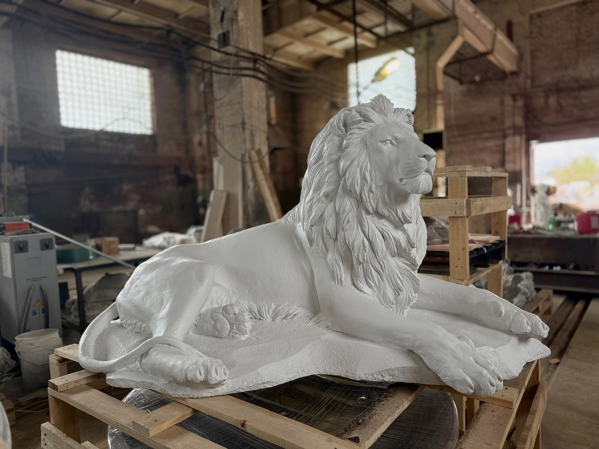 Скульптура “Лежачий лев”