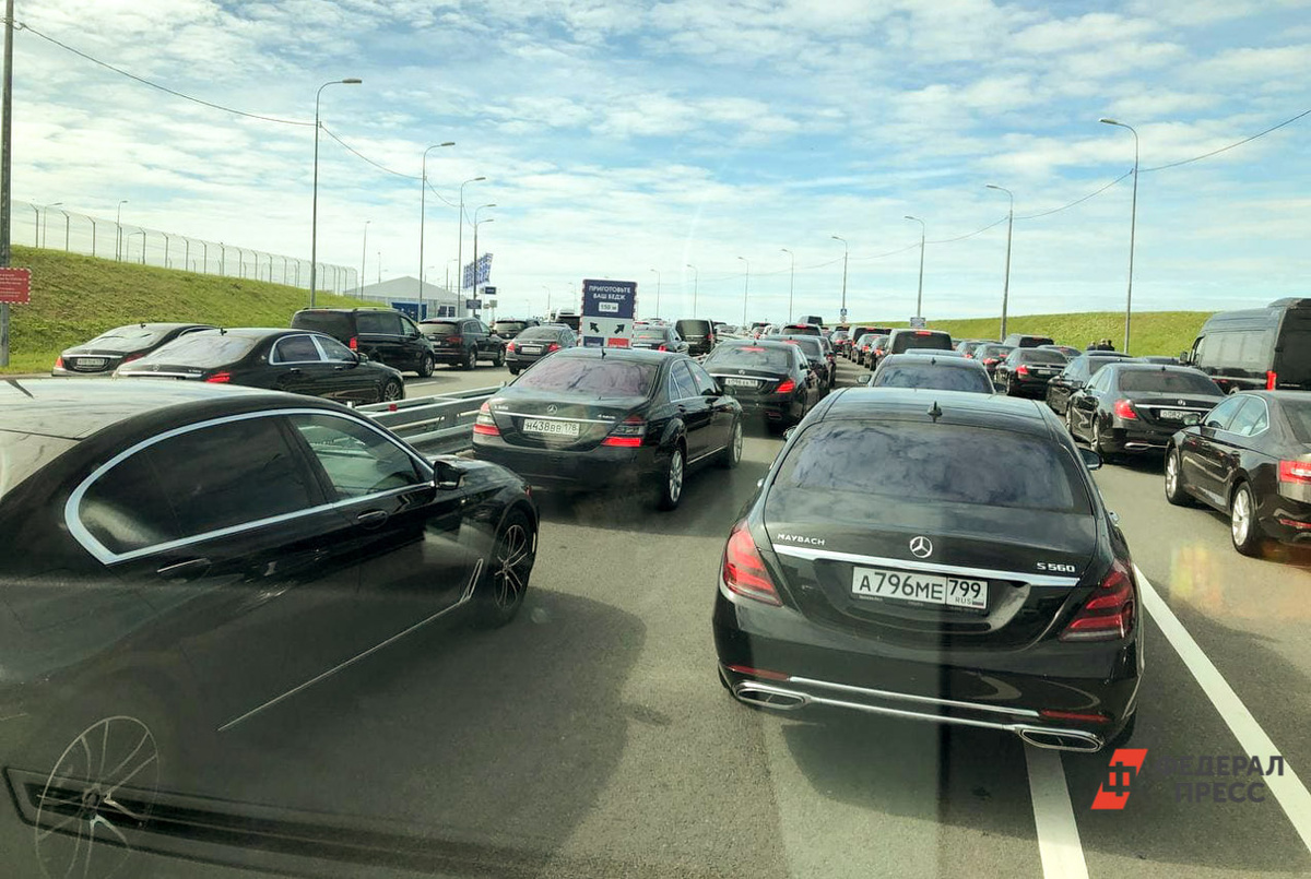 На некоторых участках Московского проспекта до сих пор наблюдаются заторы.  Фото: Фото: ФедералПресс