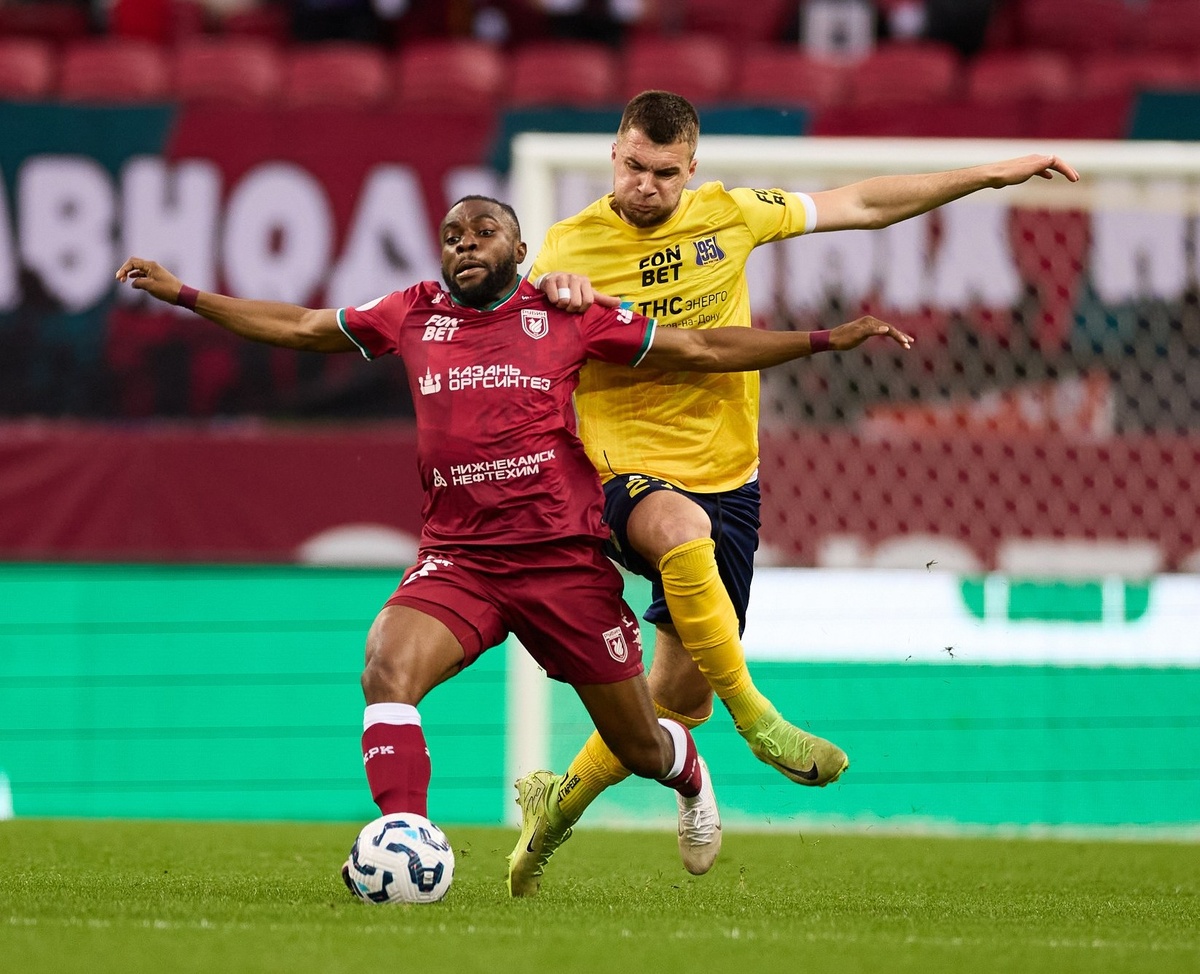 В борьбе за мяч нападающий «Ростова» Николай Комличенко (справа) и полузащитник «Рубина» 
Иву Угочукву. Фото: Нафис Сиразетдинов 