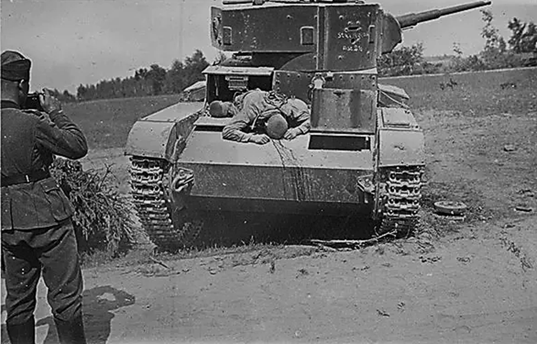 Немцы фотографируют подбитый Т-26 (1941 год).