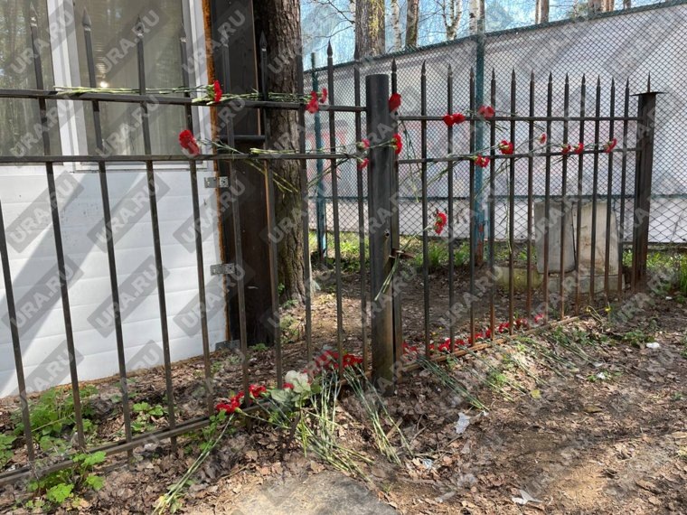 Пермяки принесли цветы к месту, где погибла девушка. Фото: Серафима Христич