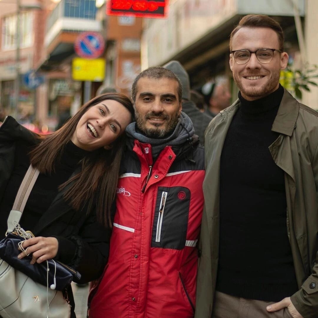 Ирем Хельваджиоглу, режиссёр Джюнейт Каракуш и Керем Бюрсин, фото из открытых источников. 