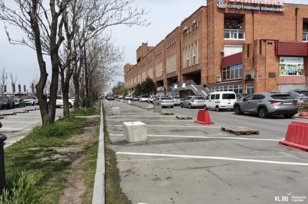    На пешеходной части уже начали разбирать брусчатку, а также демонтировать световые столбы