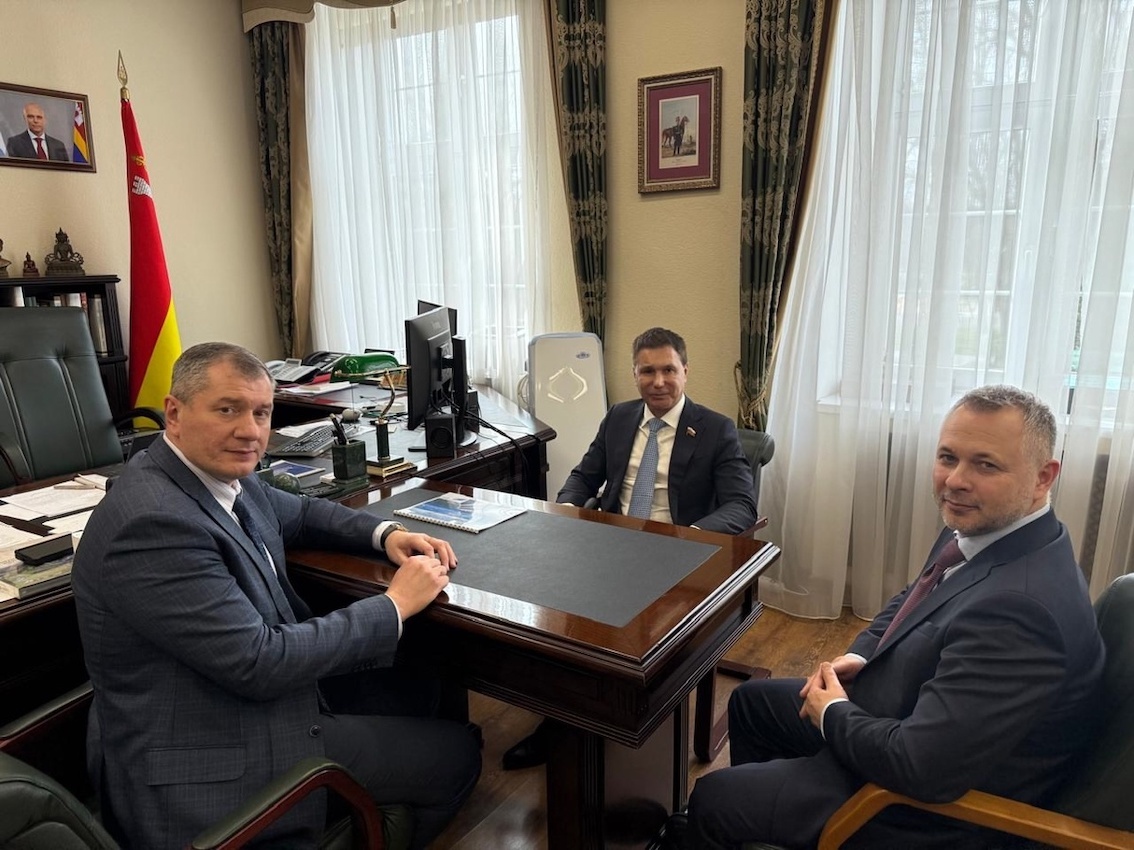 Сенатор Игорь Зубарев (на фото – в глубине) встречается с тогда ещё первым заместителем правительства Калининградской области Сергеем Елисеевым (слева) и министром по муниципальному развитию и внутренней политике области Андреем Сергеевым (справа). 