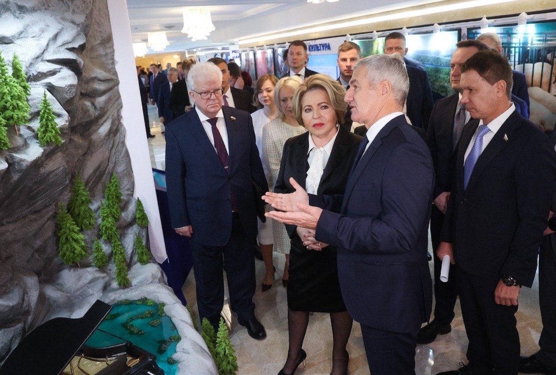 Дни Карелии в Совете Федерации. Глава республики Артур Парфенчиков представляет спикеру СФ РФ Валентине Матвиенко регион, за его спиной стоит сенатор Игорь Зубарев. Ноябрь 2024 г. 