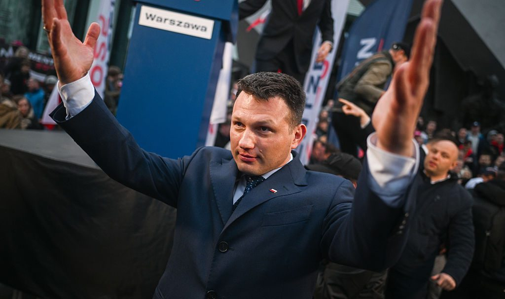 Кандидат в президенты от ультраправых Славомир Ментцен на предвыборном митинге 10 мая 2025 года в Варшаве. [Фото: Omar Marques/Getty Images]