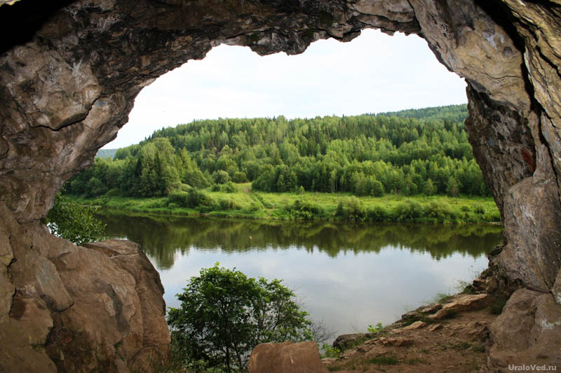 Пещера у реки