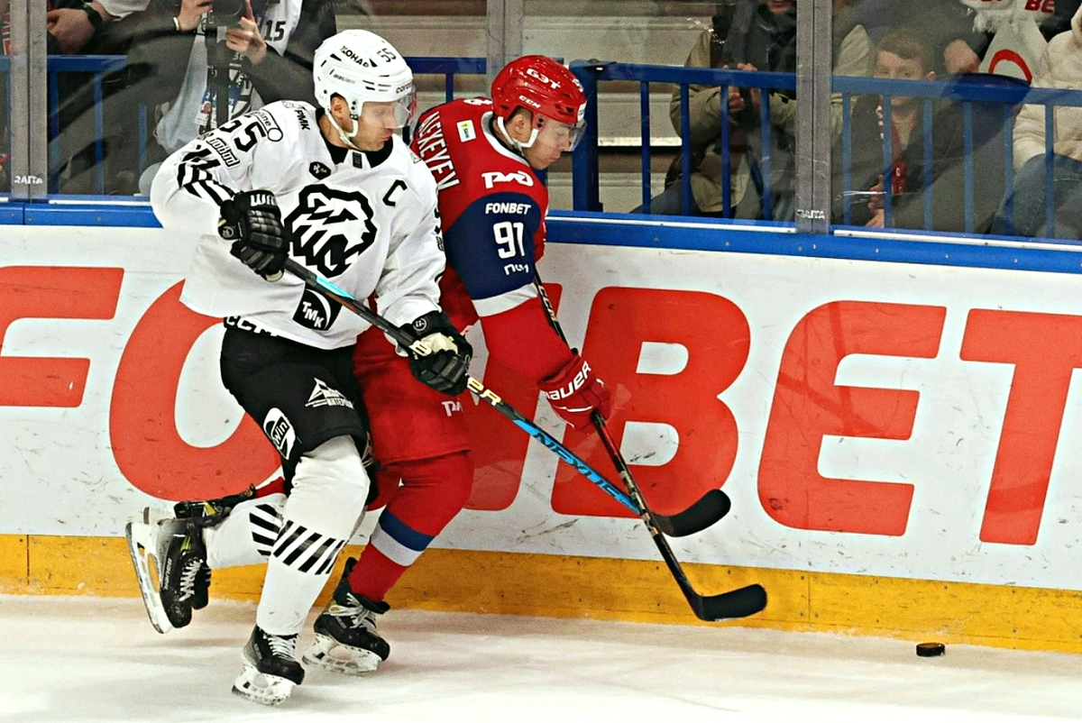 В этом сезоне команда стойко держалась на первой позиции турнирной таблицы КХЛ не в последнюю очередь благодаря максимально аккуратному стилю игру