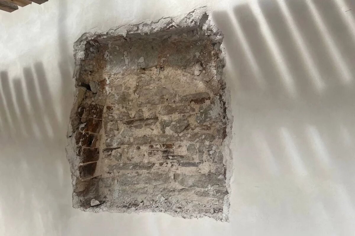    Деструктивную кладку завершают менять в церкви Николы со Усохи в Пскове