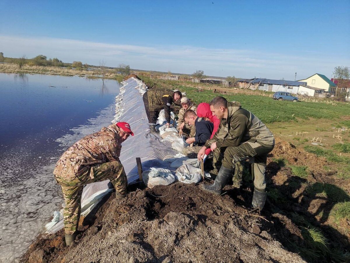    Волонтёр помогают строить дамбы, чтобы защитить дома и инфраструктуру. Фото: Региональный штаб #МЫВМЕСТЕ