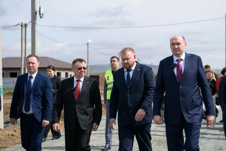    Глава Минстроя РФ Ирек Файзуллин проверяет в Орске дома для пострадавших от паводка Андрей Севостьянов