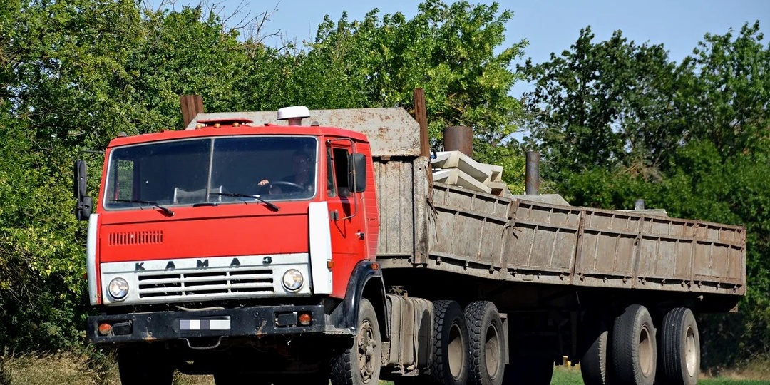 — В девяносто первом, когда Союз распался. Запчасти для ВАЗа из Польши везли. Колонна — сорок машин из «Совтрансавто»