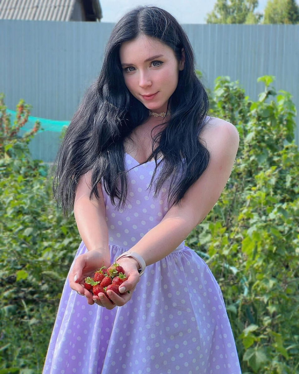 Sweetie Fox дома на своем огороде собирает клубнику. Источник фото: Московский Комсомолец