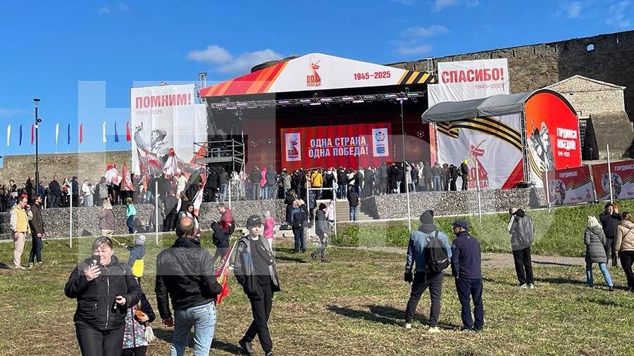 Праздничная сцена в Ивангороде © iz.ru