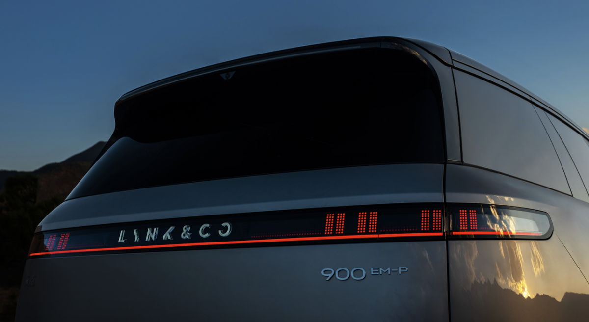 Оформление кормы Lynk & Co 900.