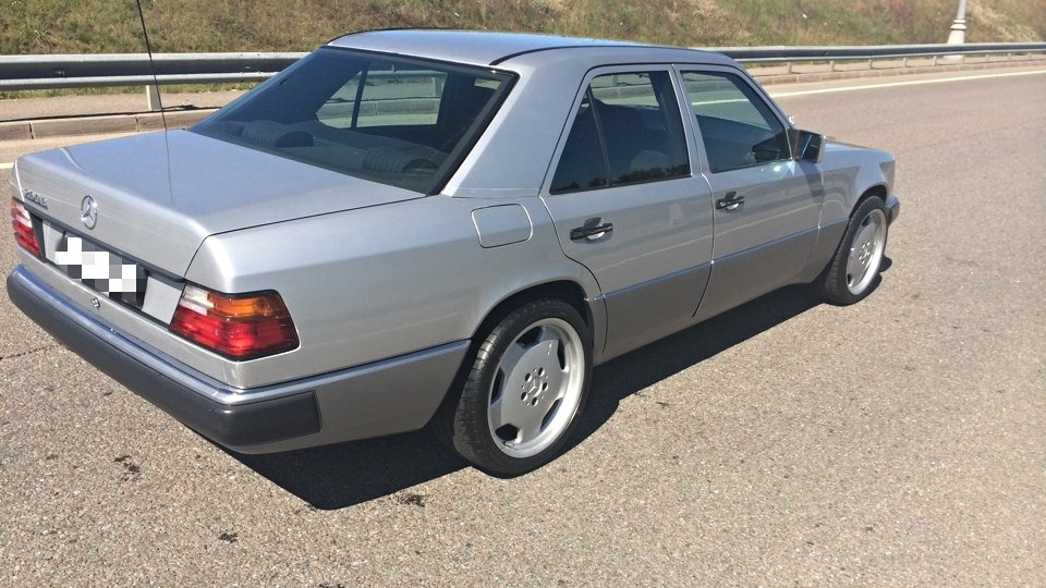 — W124 — не просто машина, Сереж, — он аккуратно перестроился в правый ряд, пропуская грузовик. — Это легенда