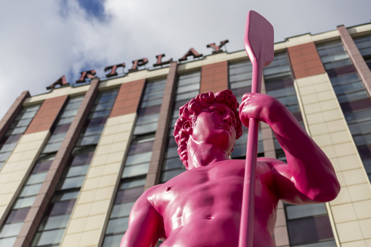 Визитная карточка пространства — это арт-объекты. Например, розовый Давид