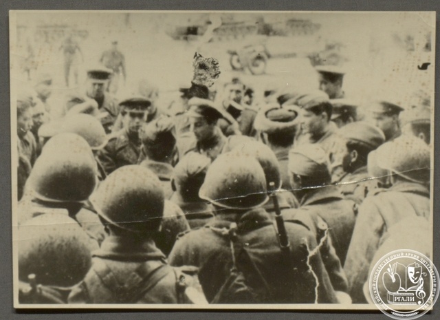 Е.А. Долматовский читает стихи бойцам 102-го гвардейского стрелкового полка 35-й Гвардейской стрелковой дивизии 8-й Гвардейской армии в Берлине у Бранденбургских ворот. 2 мая 1945 г. РГАЛИ. Ф. 1864. Оп. 3. Фотокопия.